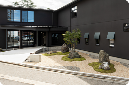 玄関周辺の庭